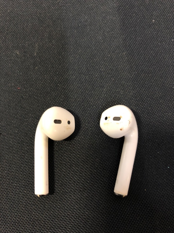 Photo 6 of Apple AirPods with Charging Case (Latest Model) --- DIRTY ----