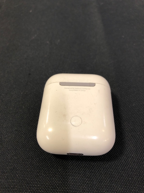 Photo 3 of Apple AirPods with Charging Case (Latest Model) --- DIRTY ----