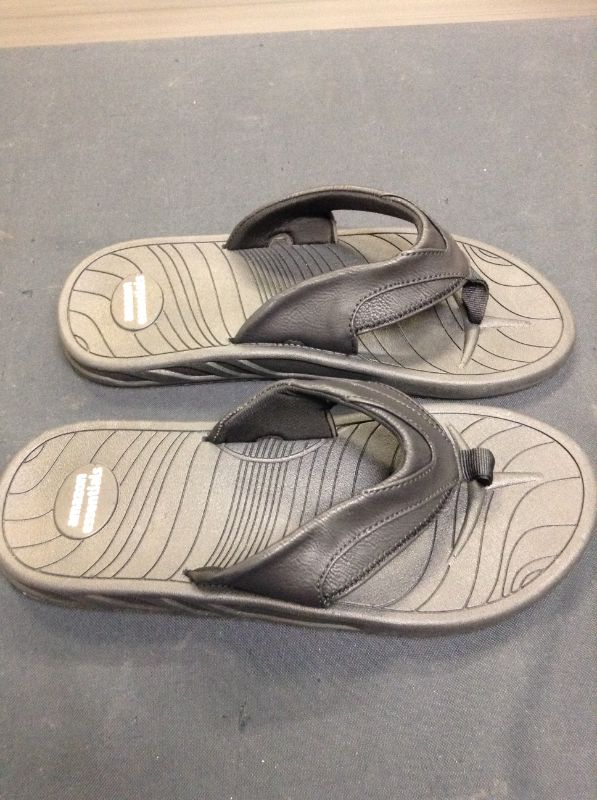 Photo 2 of Amazon Essentials Men's Flip Flop Sandal SIZE 9/9.5