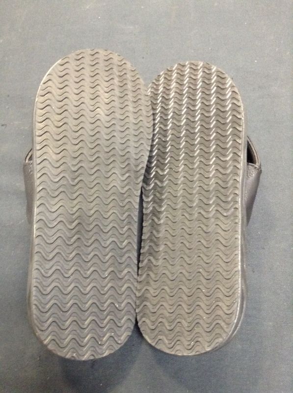 Photo 3 of Amazon Essentials Men's Flip Flop Sandal SIZE 9/9.5