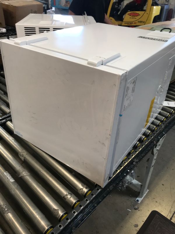 Photo 2 of Midea MRC050S0AWW Chest Freezer, 5.0 Cubic Feet, White
