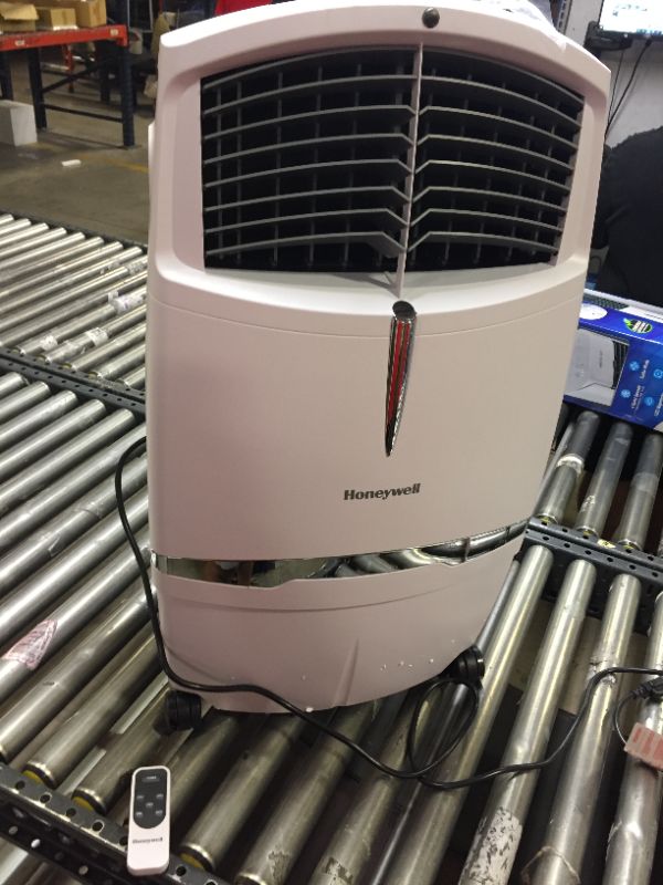 Photo 2 of Honeywell 525-790CFM Portable Evaporative Cooler, Fan & Humidifier with Ice Compartment & Remote, CL30XCWW, White
