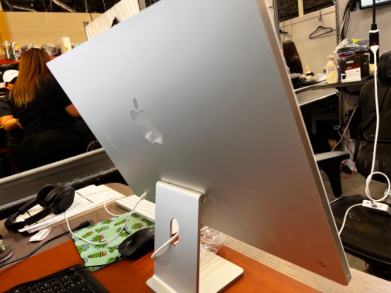 Photo 8 of 24" iMac® with Retina 4.5K display - Apple M1 - 8GB Memory - 512GB SSD - 
**LOCKED**PARTS ONLY***