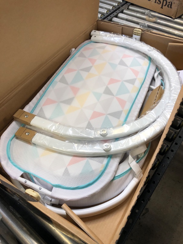 Photo 2 of Fisher-Price Soothing Motions Bassinet