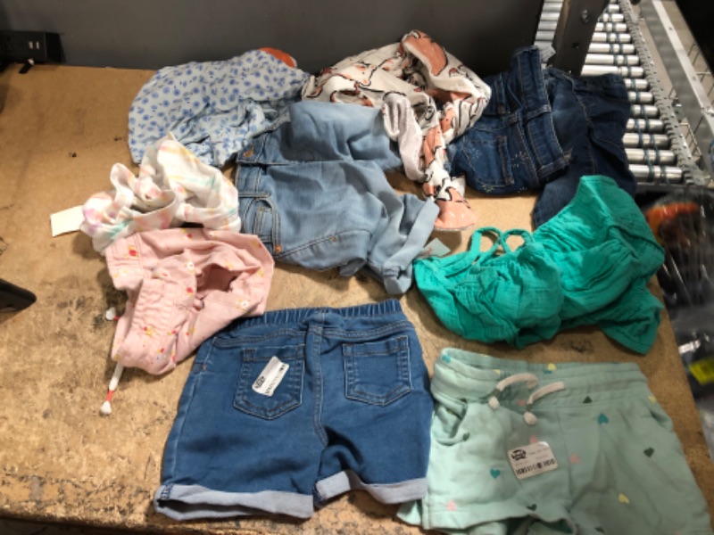 Photo 1 of BUNDLE OF 10 ITEMS: CLOTHING
3T 2T M 5T