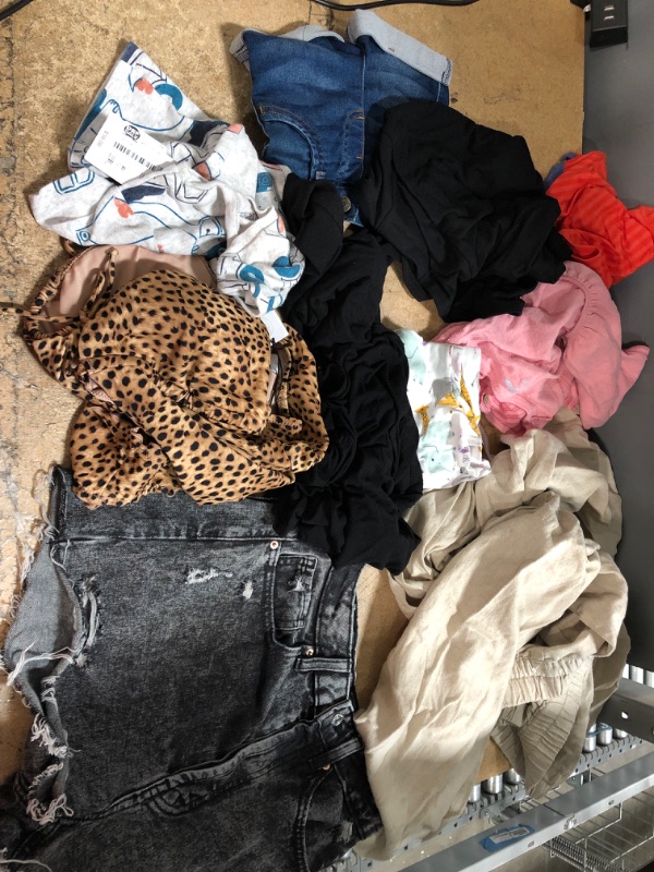 Photo 1 of BUNDLE OF 10 ITEMS: CLOTHING
18M 3-6M 4T XL 4 L M 
