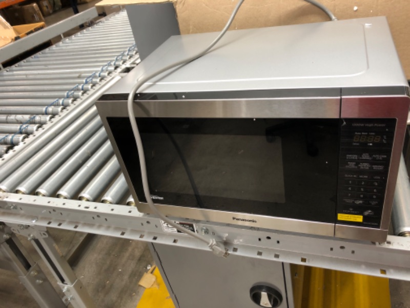 Photo 1 of Samsung MS14K6000AS 1.4 cu. ft. Countertop Microwave Oven with Sensor and Ceramic Enamel Interior, Stainless Steel

DOES NOT TURN ON 