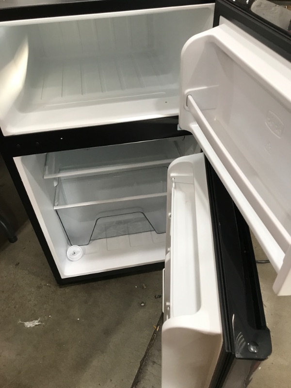 Photo 3 of **DAMAGED** Walsh WSR31TS1 Compact Refrigerator,  Dual Door Fridge, Adjustable Mechanical Thermostat with True Freezer, Reversible Doors,3.1 Cu.Ft, Stainless Steel Look
