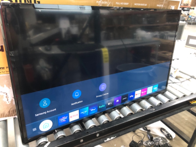 Photo 2 of SAMSUNG 40-inch Class LED Smart FHD TV 1080P (UN40N5200AFXZA, 2019 Model)
