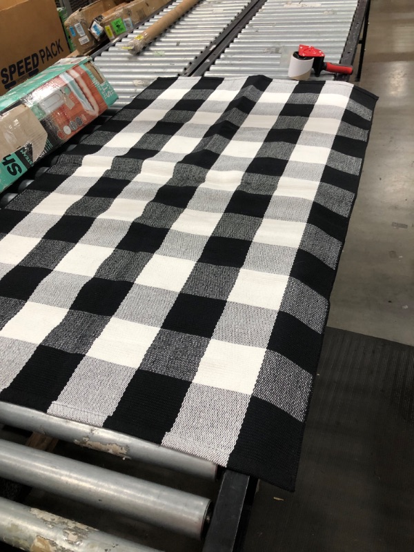 Photo 1 of 5'X3' BLACK AND WHITE AREA RUG 