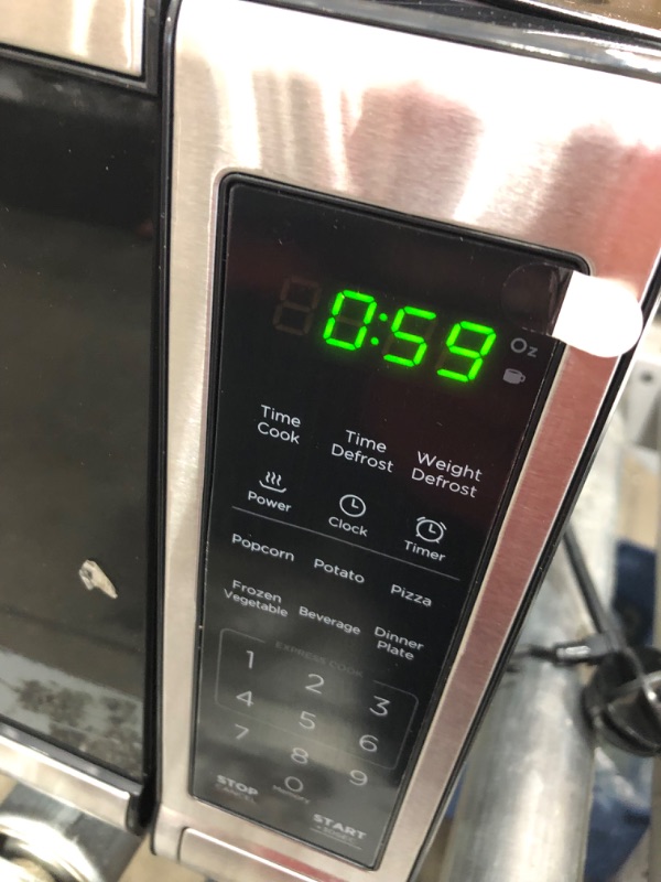 Photo 4 of (DAMAGE)black+decker em720cb7 digital microwave oven with turntable push-button door,child safety lock,700w, stainless steel, 0.7 cu.ft
**BUTTON TO OPEN DOOR DOES NOT WORK**