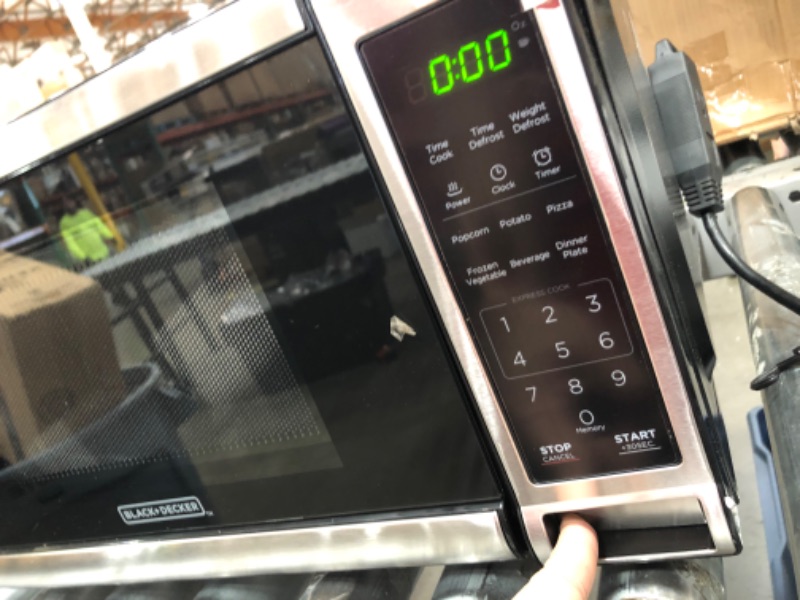 Photo 3 of (DAMAGE)black+decker em720cb7 digital microwave oven with turntable push-button door,child safety lock,700w, stainless steel, 0.7 cu.ft
**BUTTON TO OPEN DOOR DOES NOT WORK**