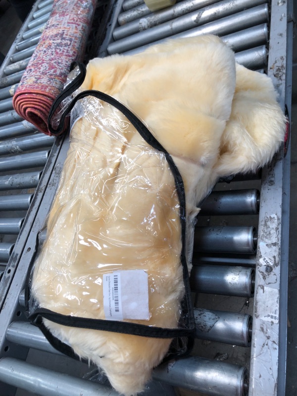 Photo 2 of Eurow Luxury Sheepskin Seat Cover XL Design Comfortable Premium Pelt - Champagne