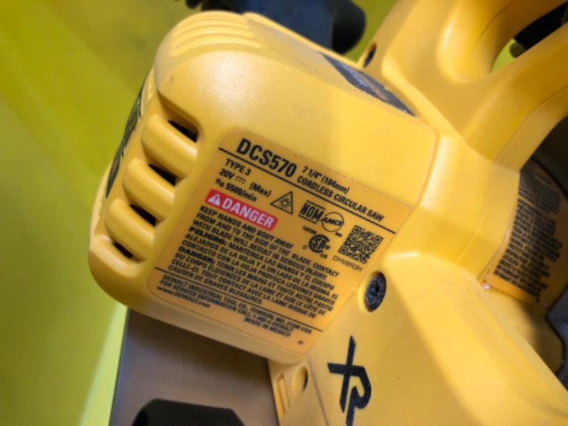 Photo 4 of 20V MAX* 7-1/4" Cordless Circular Saw (Tool Only)
