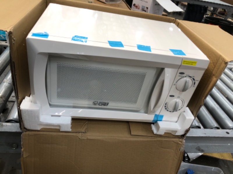 Photo 2 of Commercial Chef CHM660 Counter Top Microwave, 0.6 Cubic Feet
