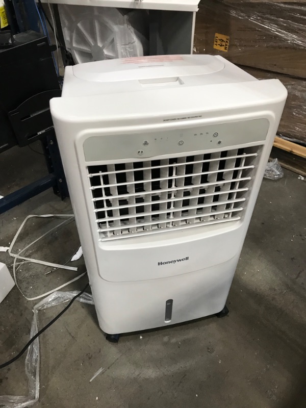 Photo 3 of ***LEAKS*** Honeywell 700 CFM Portable Indoor Evaporative Cooler, Humidifier, and Fan, Swamp Cooler for Rooms Up to 430 Square Feet, CL202PEU
