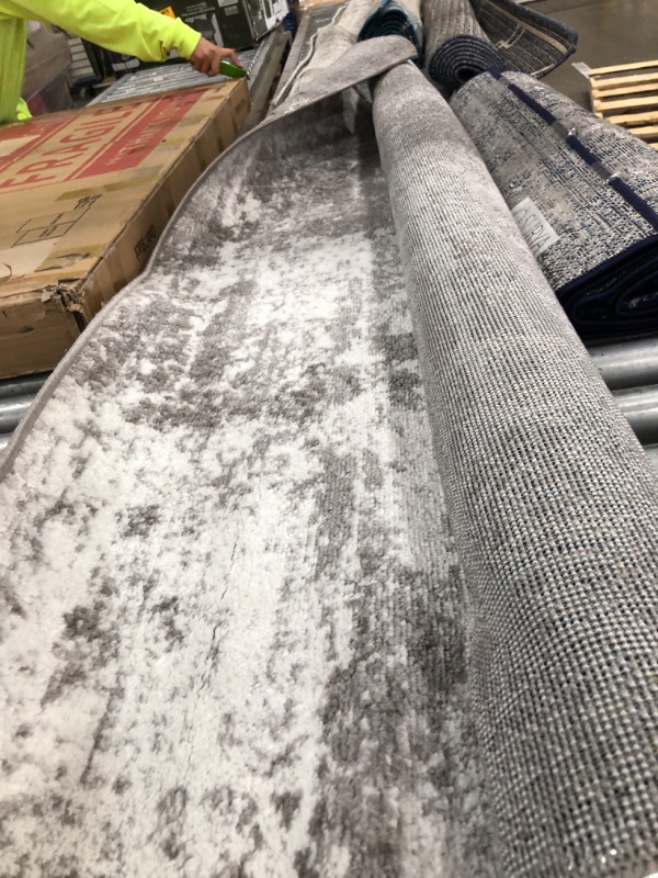 Photo 1 of 5X7FT GREY AREA RUG