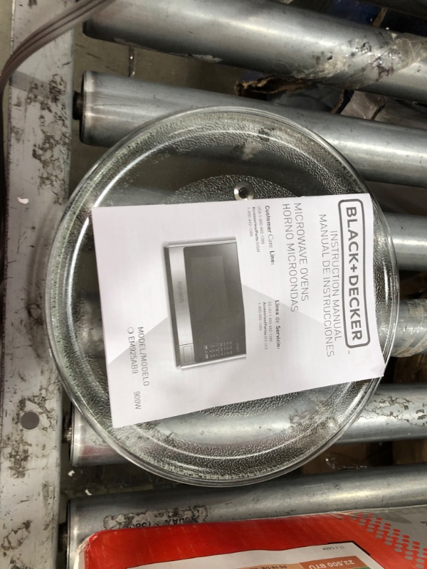 Photo 1 of ***MISSING COMPONENT*** BLACK+DECKER Digital Microwave Oven with Turntable Push-Button Door