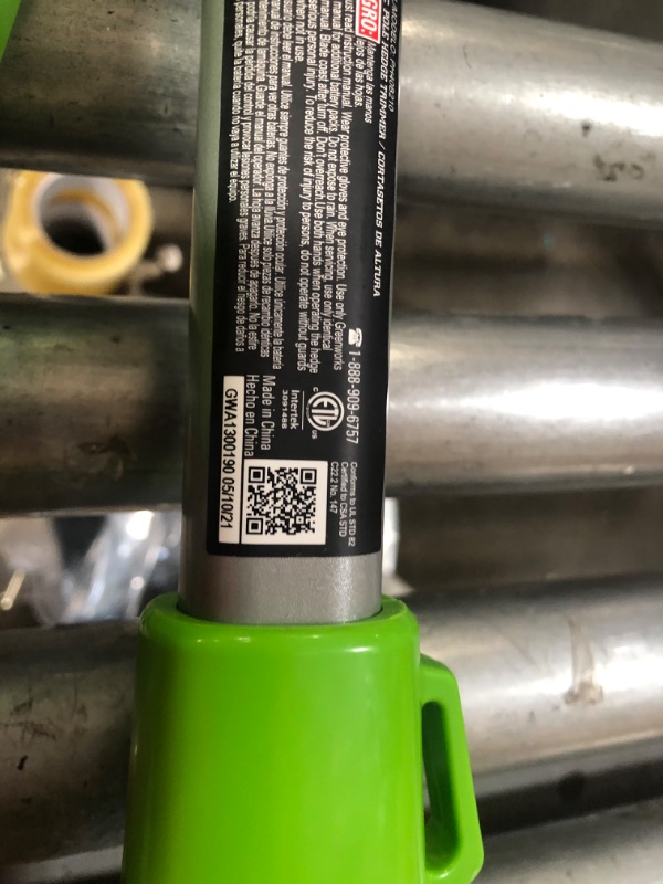 Photo 4 of (UNABLE TO CONNECT PARTS; SCRATCHED) Greenworks 22-inch 40V Cordless Pole Hedge Trimmer, 2.0 Ah Battery Included PH40B210