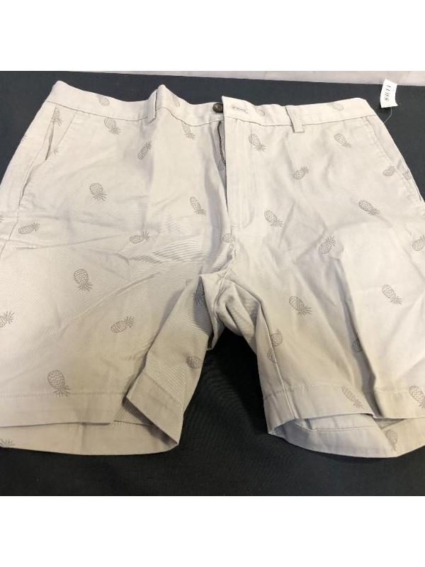 Photo 2 of Amazon Essentials Men's Classic-Fit 9" Short size 36
