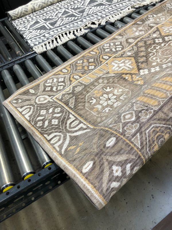Photo 1 of area rug 5'x7'