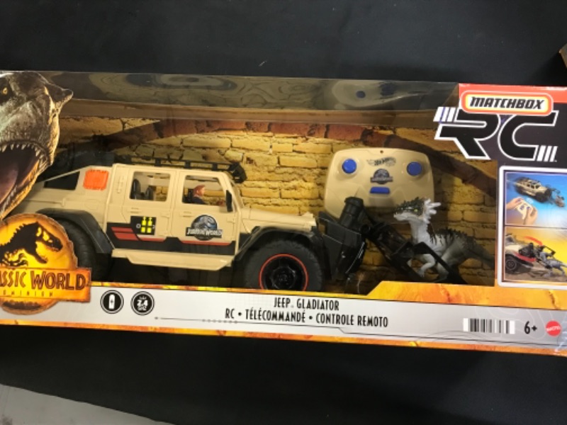 Photo 3 of ?Matchbox Jurassic World Dominion Jeep Gladiator R/C Vehicle with 6-inch Dracorex Dinosaur Figure, Remote-Control Car with Removable Auto-Capture Claw [ factory sealed brand new ] 
