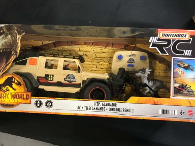 Photo 3 of Matchbox Jurassic World Dominion Jeep Gladiator R/C Vehicle with 6-inch Dracorex Dinosaur Figure, Remote-Control Car with Removable Auto-Capture Claw [ factory sealed brand new ] 
