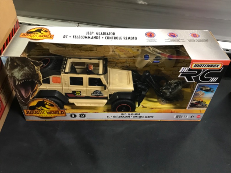 Photo 1 of Matchbox Jurassic World Dominion Jeep Gladiator R/C Vehicle with 6-inch Dracorex Dinosaur Figure, Remote-Control Car with Removable Auto-Capture Claw [ factory sealed brand new ] 
