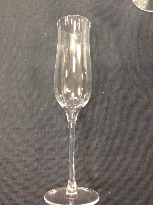 Photo 3 of 4 Pieces Champagne Flutes Tulip Shaped Champagne Glass 5 oz for Parties, Bar and Wedding Supplies (Clear)