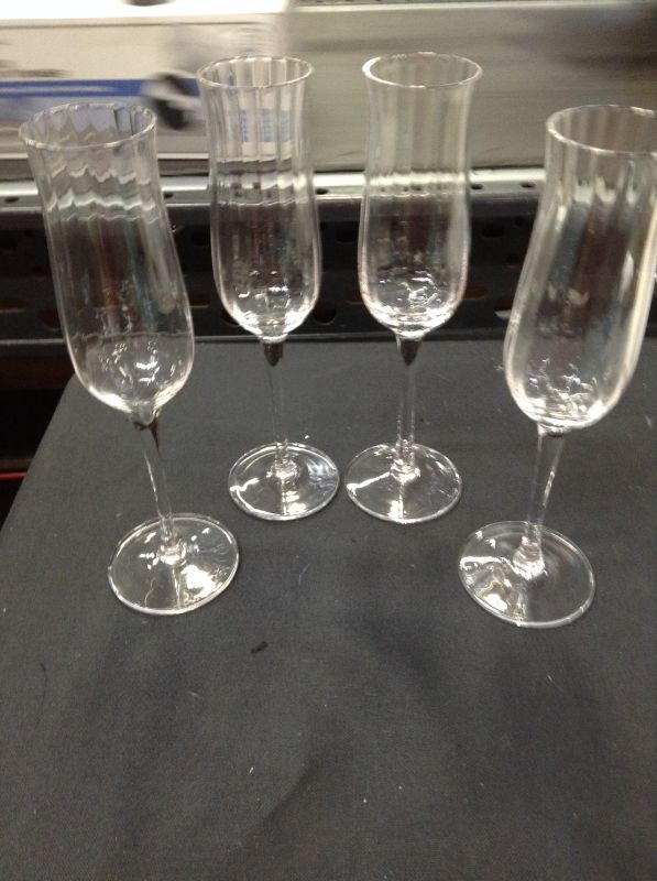 Photo 2 of 4 Pieces Champagne Flutes Tulip Shaped Champagne Glass 5 oz for Parties, Bar and Wedding Supplies (Clear)