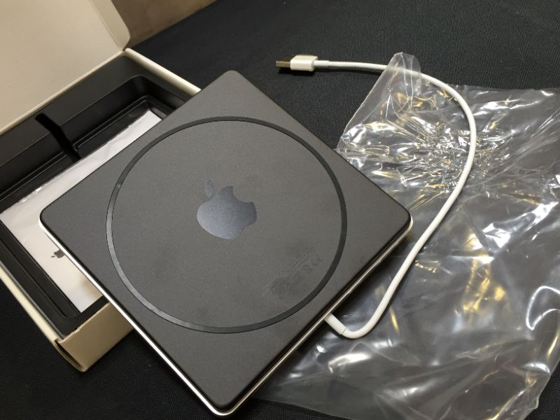 Photo 7 of Apple - SuperDrive 8x External USB Double-Layer DVD±RW/CD-RW Drive - Silver
OPEN BOX 