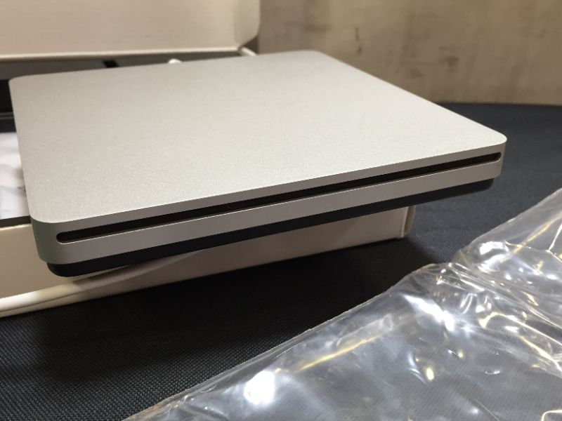 Photo 2 of Apple - SuperDrive 8x External USB Double-Layer DVD±RW/CD-RW Drive - Silver
OPEN BOX 