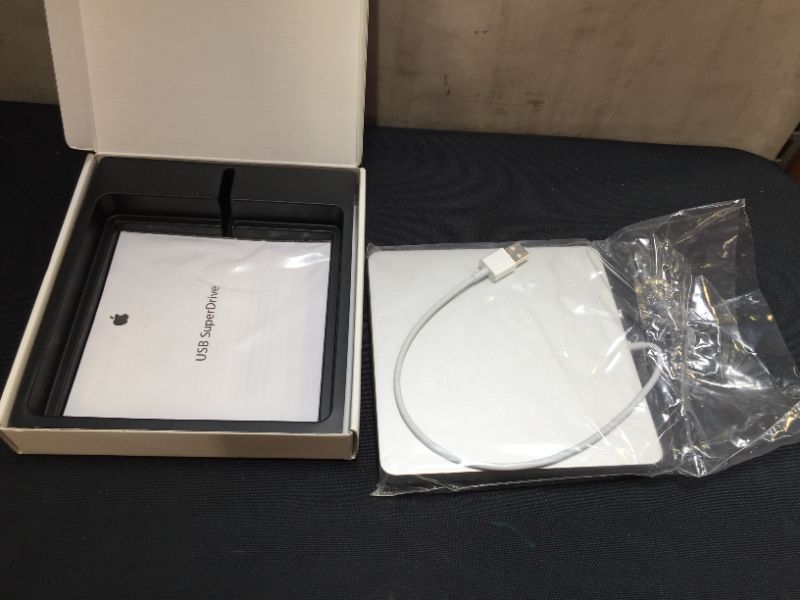 Photo 4 of Apple - SuperDrive 8x External USB Double-Layer DVD±RW/CD-RW Drive - Silver
OPEN BOX 
