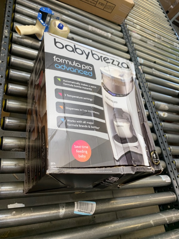 Photo 2 of Baby Brezza New and Improved Formula Pro Advanced Dispenser Machine, Box Packaging Damaged, Moderate Use, Scratches and Scuffs on item
