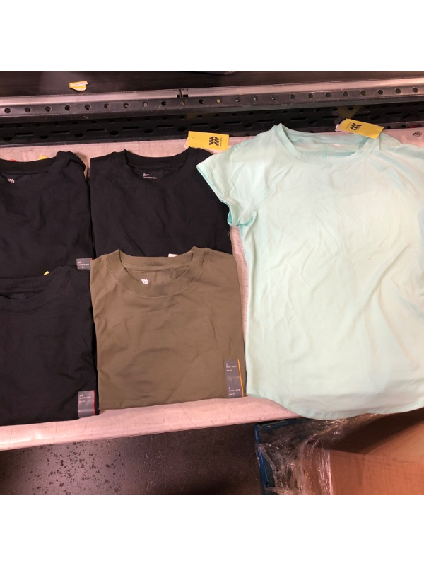 Photo 1 of All in motion 5 shirt bundle ( 3 black short sleeved ~ 1 olive green short sleeved ~ 1 baby blue short sleeved)
SMALL