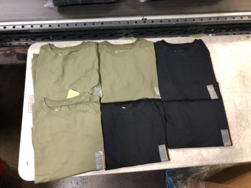 Photo 1 of All in motion 6 short sleeved shirts (3 olive green ~ 3 black)
SMALL.