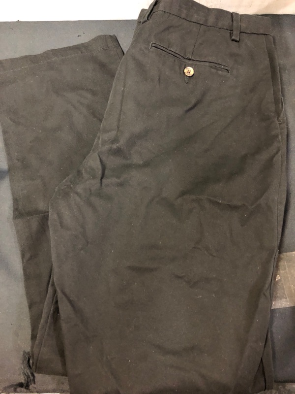 Photo 1 of Amazon Essentials Men's Classic-fit Wrinkle-Resistant Flat-Front Chino Pant