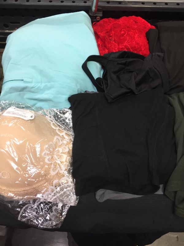 Photo 4 of BAG LOT OF WOMEN'S CLOTHING SIZE XL,1XL,2XL --SOLD AS IS ---