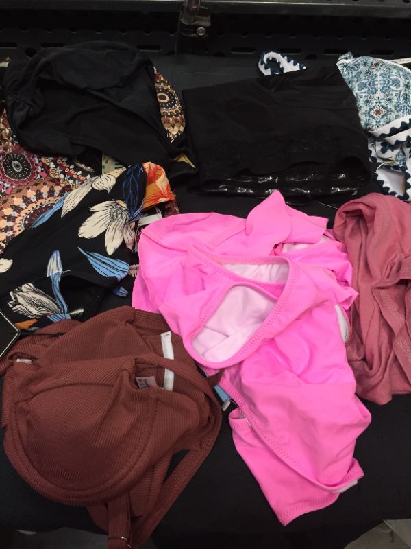 Photo 3 of BAG LOT OF WOMEN'S CLOTHING SIZE M  --SOLD AS IS ---