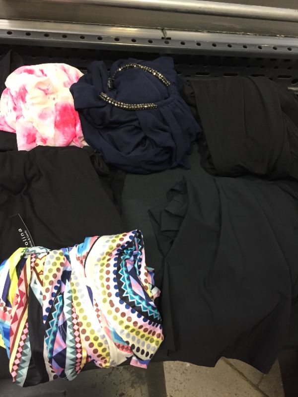 Photo 2 of BAG LOT OF WOMEN'S CLOTHING SIZE L  --SOLD AS IS ---