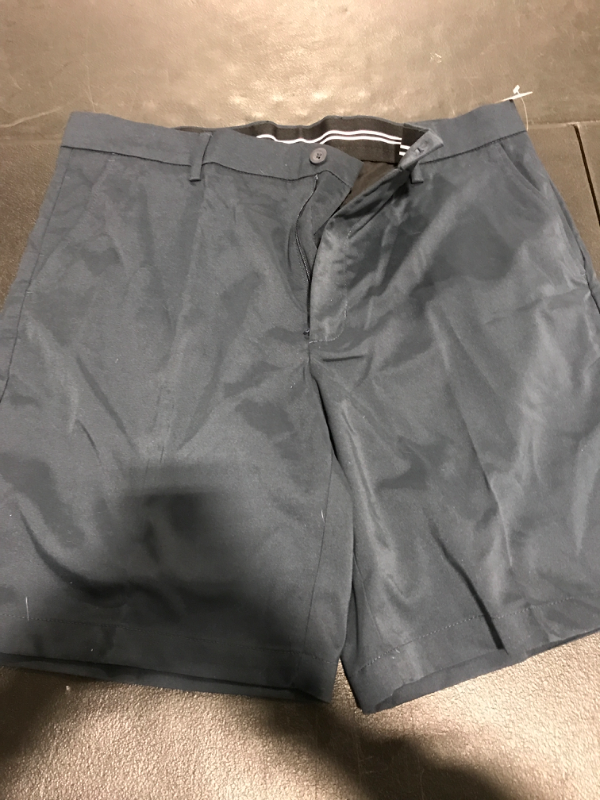 Photo 1 of Amazon Essentials Men's Classic-Fit Stretch Golf Short Size 36
