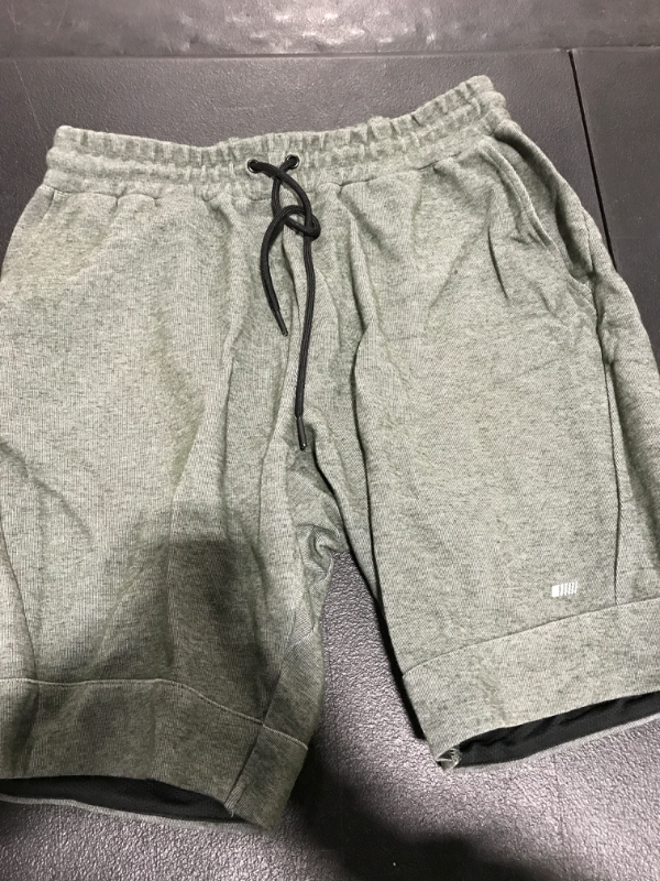 Photo 1 of Amazon Essentials Men's Performance Sweat shorts Loose-Fit Shorts
Size M
