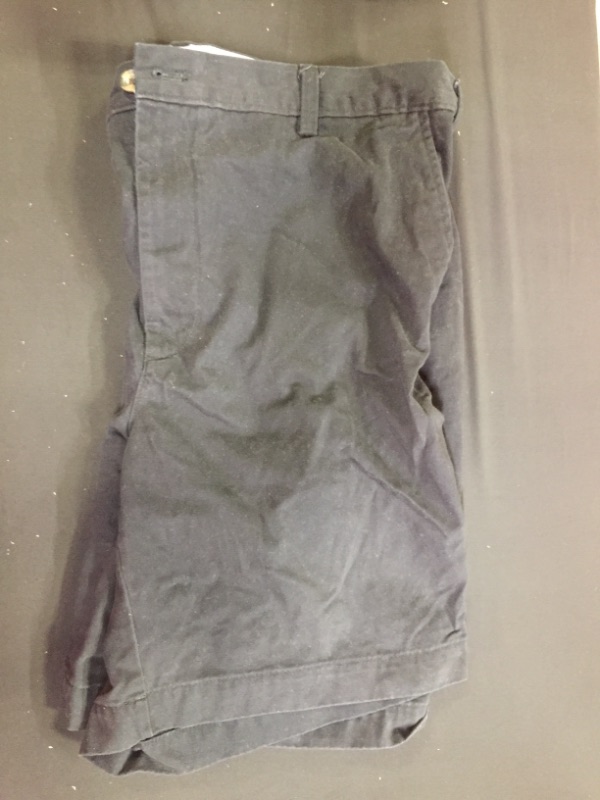 Photo 2 of Amazon Essentials Men's Classic-Fit 9" Short----SIZE 40---USED