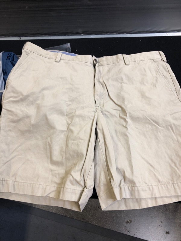 Photo 2 of Amazon Essentials Men's Classic-Fit 9" Short. SIZE 40 