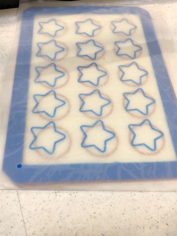 Photo 2 of 2pcs Silicone Baking Mats, Food Grade Non-stick High Temperature Baking Mat,Easy to Clean Reusable Oven Baking Mat,Great For Cookies,Pastry and Macaron (circle and star)
