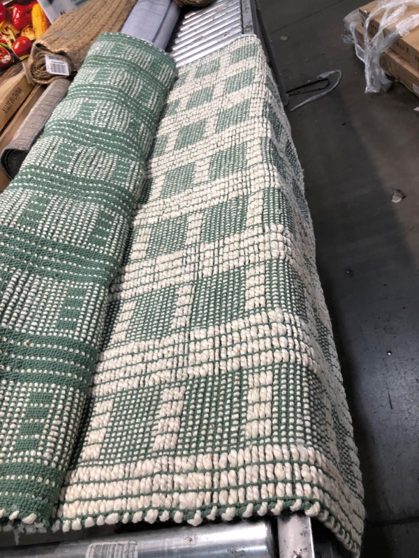 Photo 1 of 5ft x 7ft green and white pattern area rug