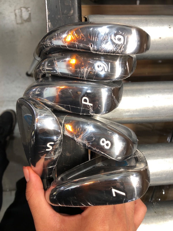 Photo 2 of 6 piece set strata plus golf clubs 6,9, p,8,s,7 - Right 