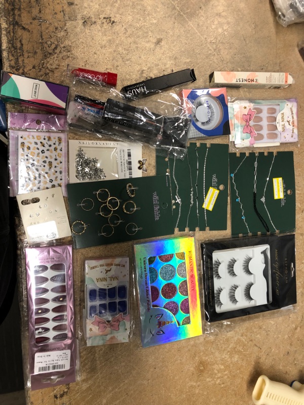 Photo 1 of ASSORTED BAG OF BEAUTY AND COSMETICS GOODS 17ITENS