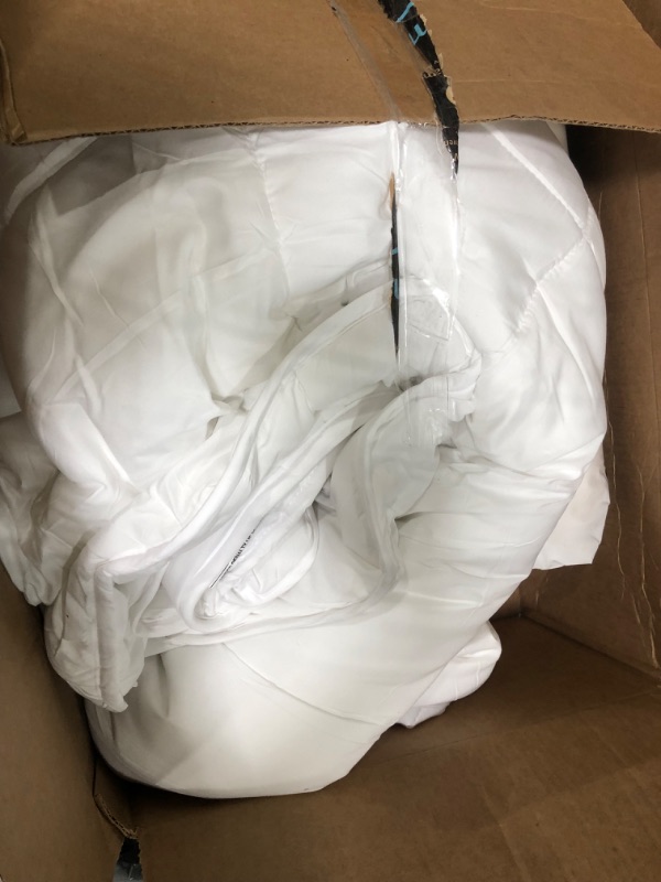 Photo 3 of **USED**UNKNOWN SIZE 
Microfiber Comforter (White