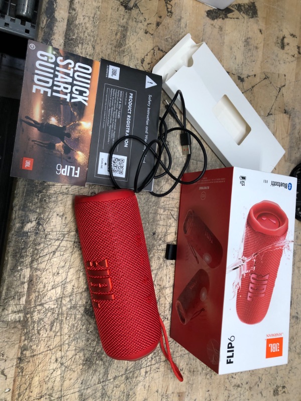 Photo 2 of JBL Flip 6 Waterproof Bluetooth Speaker
red
**powers on!!